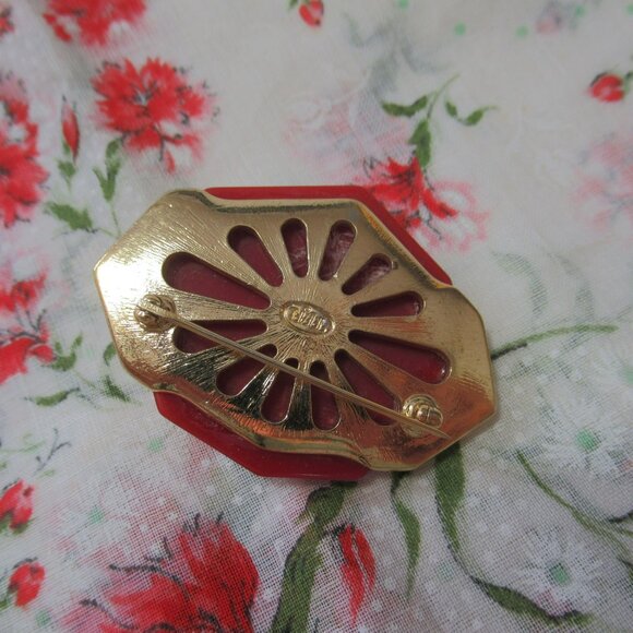 Vintage Signed Trifari Red Lucite & Gold-Tone Geometric Brooch Pin - Picture 5 of 7